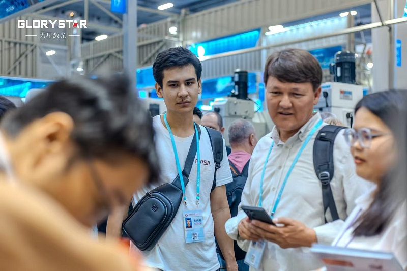 秋季廣交會現(xiàn)場首日流量爆滿！力星激光科技盛宴攬獲海內(nèi)外友人一致好評！