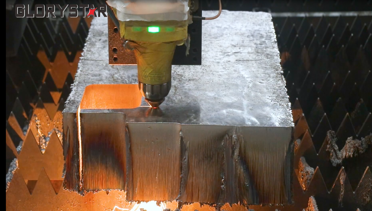 激光切割機(jī)中光纖心鏡、準(zhǔn)直鏡、聚焦鏡的關(guān)系